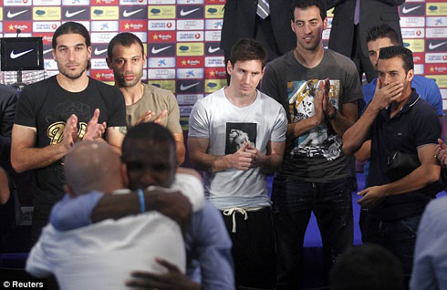 Abakinnyi ba Barca basezera kuri Abidal.