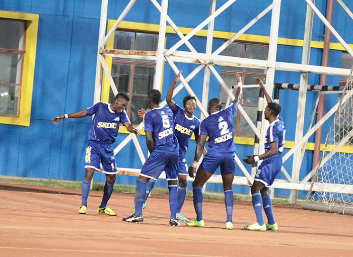 Abakinnyi ba Rayon Sport bishimana na Kambale Salita ubwo yari amaze kunyeganyeza incundura.