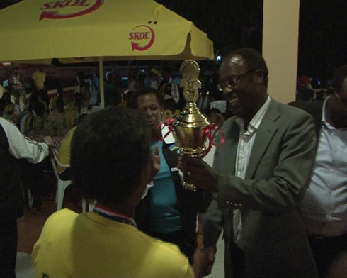 Abakinnyi bashyikiriza ibikombe umuyobozi w