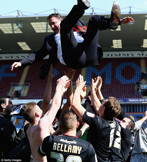 Abakinnyi ba Cardiff bishimana n'umutoza wabo.