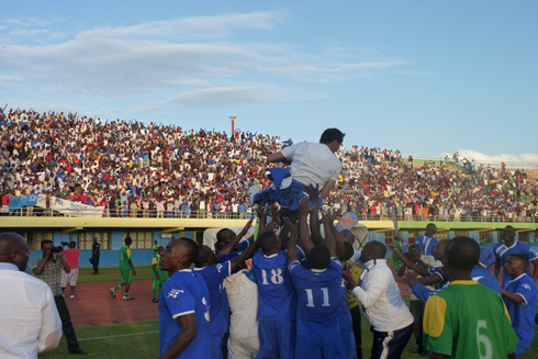 Abakinnyi ba Rayon Sport ibyishimo byabarenze baterura umutoza Gomes.