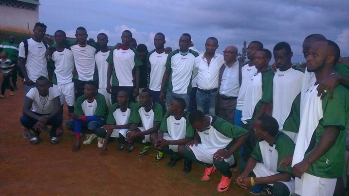 Abakinyi ba Kiyovu Sport muri imwe mu myenda mishya bari bamaze guhabwa.