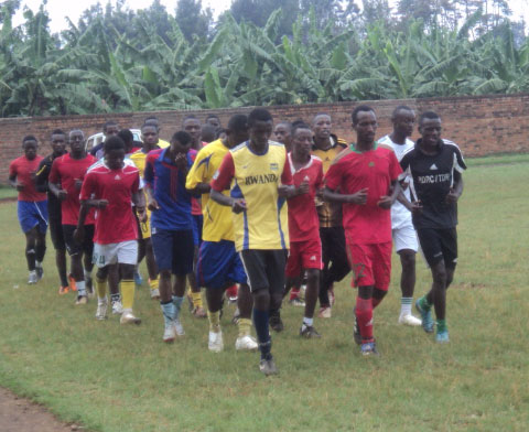 Abakinnyi ba Espoir bari mu myitozo.