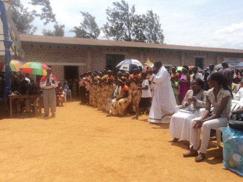 Abakirisitu imbere ya Kiliziya ya Tyazo.