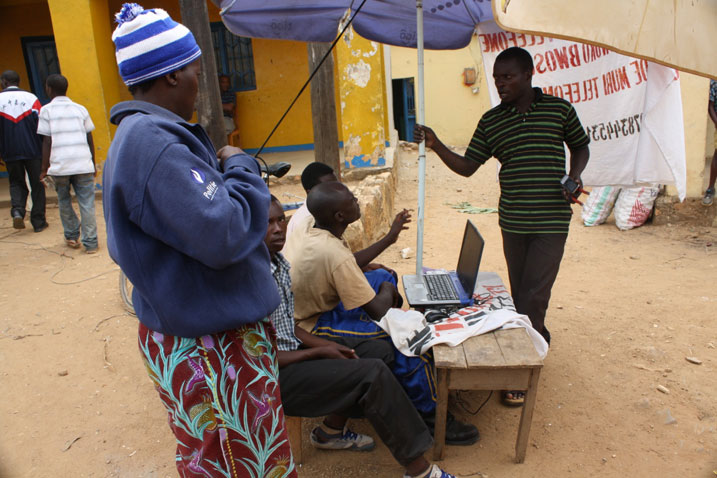 Abakiriya bamusanga mu rugo cyangwa aho akorera mu masoko.