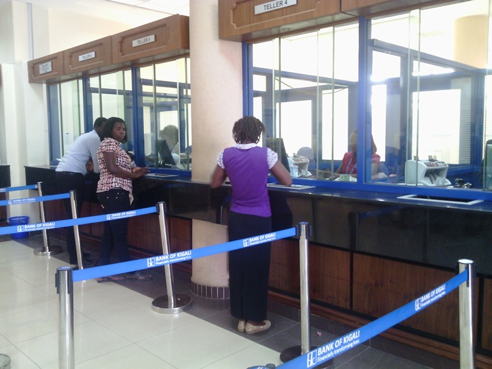 Abakiriya bashyiriweho ahafatirwa amafaranga hahagije.