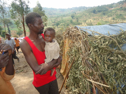 Abakora mu materasi bamwe bari bigumiye aho bakambitse mu nkambi banze kujya gukora.