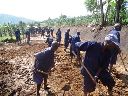 Abakora imirimo ya TIG barasabwa gukorana imbaraga. (Ifoto: L. Nshimiyimana)