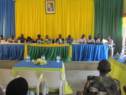 Abakozi b'akarere bagaragaza ibyagezweho.