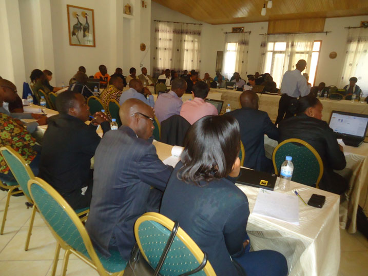 Abakozi b'imiryango ya sosiyete sivili na Minisiteri y'Ubutabera bungurana ibitekerezo mu nama.