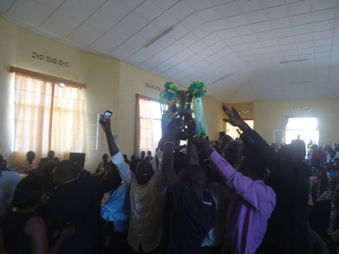 Abakozi b'umurenge wa Mahembe buzuye ibyishimo bahita berereza igikombe hejuru mu cyumba cy'inama.