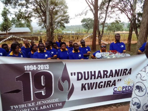 Abakozi ba COPEDU imbere y'urwibutso rwa Ntarama basobanurirwa amateka yaho.