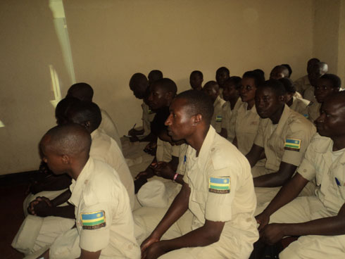 Abakozi ba Gereza basabwe kwikubita agashyi mu kuzuza inshingano zabo.