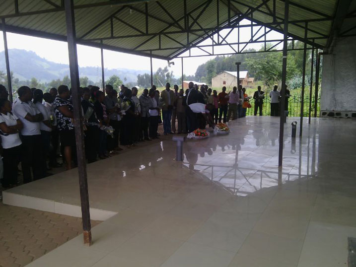 Abakozi ba Minisiteri y'umuco na siporo bari ku rwibutso rwa Busogo bamaze kunamira imibiri ihanshyinguye no gushyira indabo ku mva.