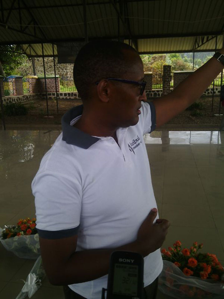 Dr Bideri ukomoka mu cyahoze ari komini Mukingo asobanura amateka ya Jenoside muri ako gace.