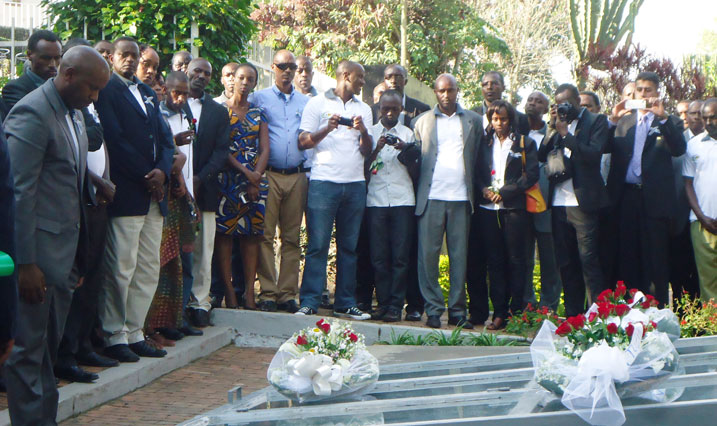 Abakozi ba NAEB bibutse abari abakozi b'icyo kigo, bashyira indabo ku mva ziri ku rwibutso rwa Gisozi.