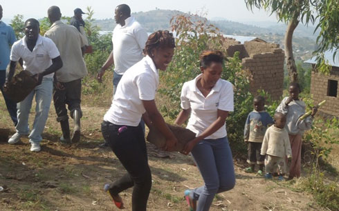 Abakozi ba Volcano Express mu Ruhango bafatanyije n'abaturage mu gikorwa cyo kubakira utishoboye.