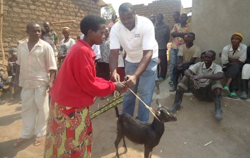 Abakozi ba Volcano mu Ruhango baremera abatishoboye.