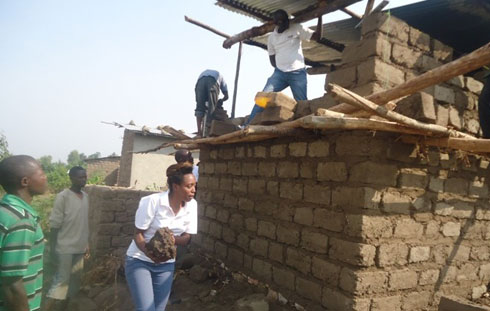 Abakozi ba Volcano Express Mu karere ka Ruhango bubaka inzu y'umukecuru utishoboye.