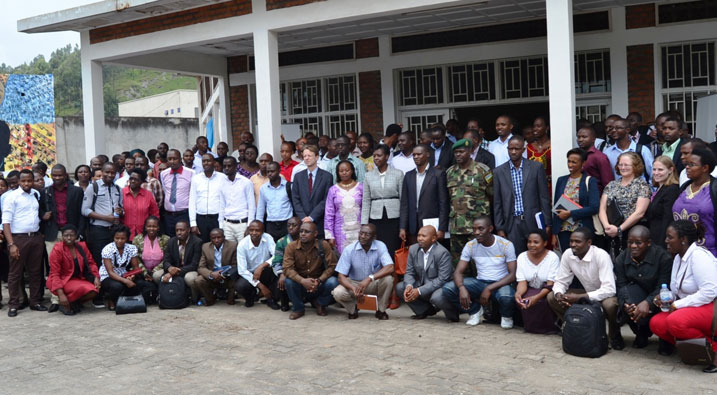 Abakozi bafite mu nshingano zabo ibijyanye n'imiti bahuguwe ku ikoranabuhanga rya ELMIS.