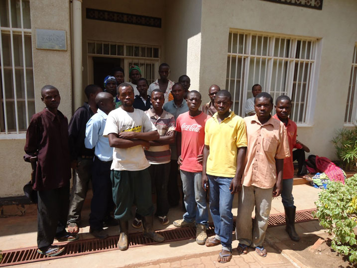 Abakozi bakoreshejwe na rwiyemezamirimo Arusha Jerome bari imbere y