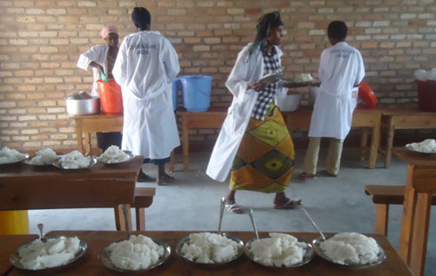 Abakozi barimo gutunganya ifunguro rya saa sita.