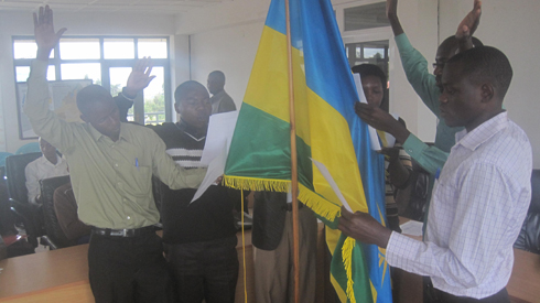 Abakozi bo mu karere ka Kirehe barahirira kuzuza inshingano bahawe.