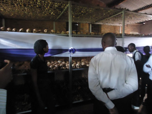 Abakozi ba MINIJUST batambagizwa mu rwibutso rwa Jenoside rwa Ntarama.