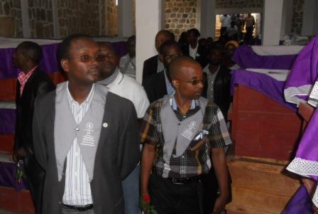 Abakozi ba MINICOM basura Urwibutso rwa Mugina.