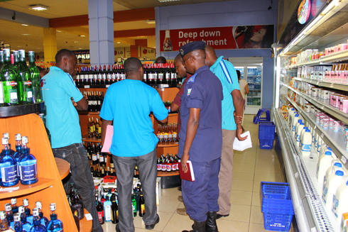 Abakozi ba RRA mu igenzura ry'inzoga zidafite tax stamps.