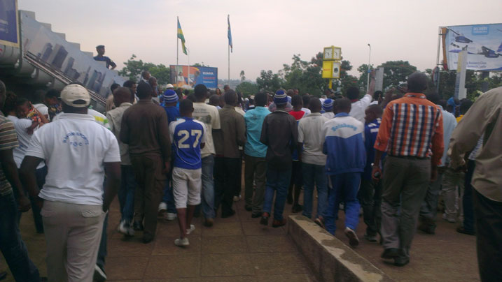 Abakunzi ba Rayon Sport bari benshi ku kibuga cy