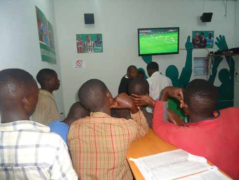 Abakunzi ba ruhago bareba umupira mu cyumba cya premier betting mu karere ka Gakenke.