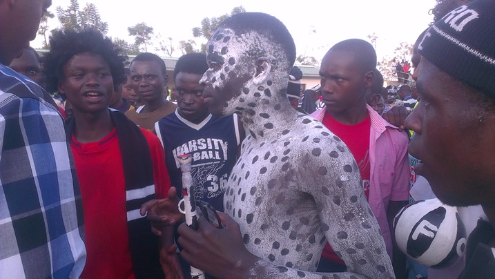 Abakunzi ba APR FC bari bishimiye igikombe cya munani begukanye.