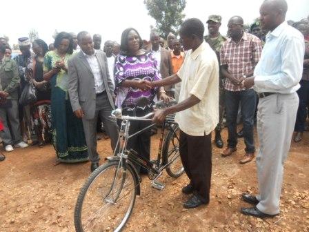 Abayobora imidugudu igize imirenge ya Runda na Kayumbu bahawe amagare bose.