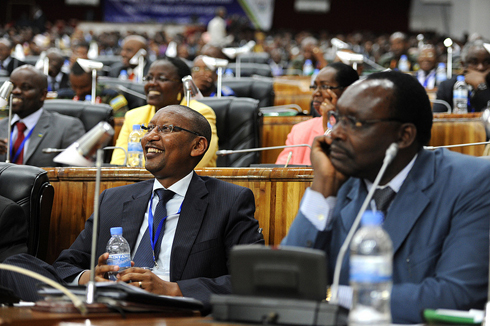 Ministiri Francois Kanimba na John Rwangombwa batanze ibiganiro byerekana uko haboneka amafaranga yo kunganira iterambere ry