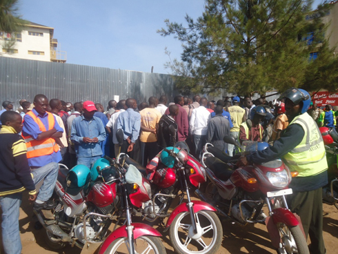 Abamotari baparitse amapikipiki bakuririra ubuhanuzi bwa Bisimwa.