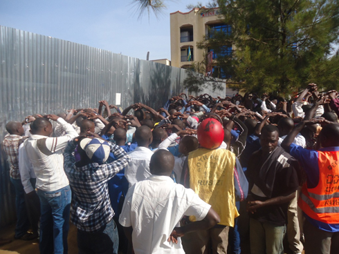 Abamotari n'abandi batandukanye bari gusaba Imana imbabazi. 