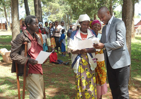 Abamugaye bahawe impamyabumenyi zo kuba barize gusoma, kwandika no kubara.