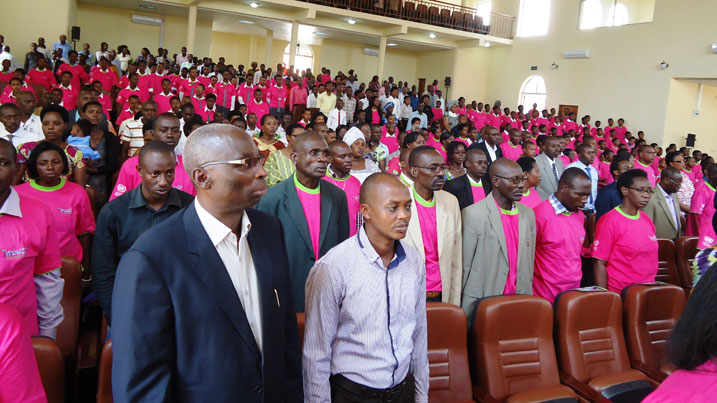 Abana b'abakobwa baje guhabwa ibihembo bya Imbuto Foundation, baherekejwe n'ababyeyi n'abarezi babo.