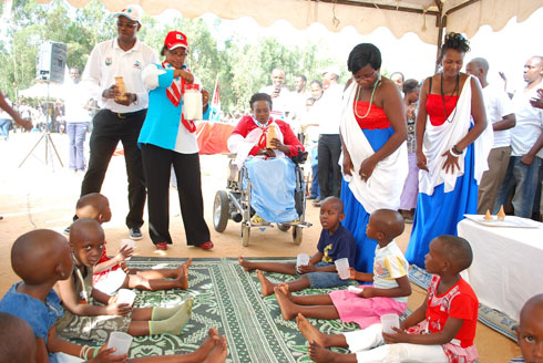 Abana bahabwa amata mu gikorwa cyo kwamamaza abakandida-depite ba FPR.