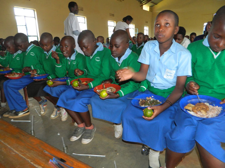 Abana bahuguwe ku gutegura indyo yuzuye.