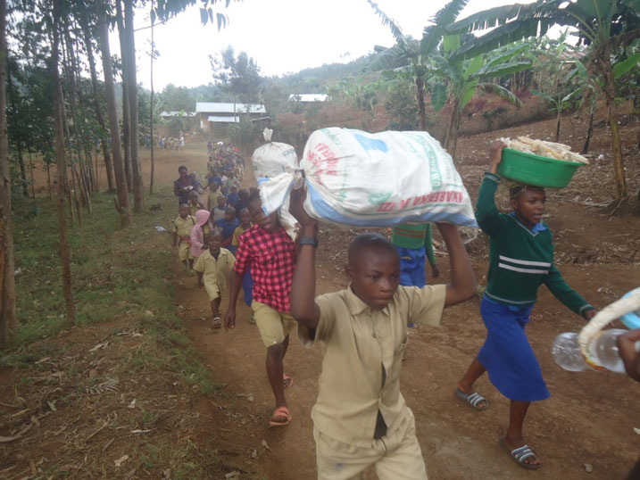 Abana bajya gufata mu mugongo umubyeyi wabuze umwana we biganaga.