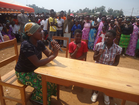 Abana bakinnye ikinamico igaragaza impamvu zitera inda z