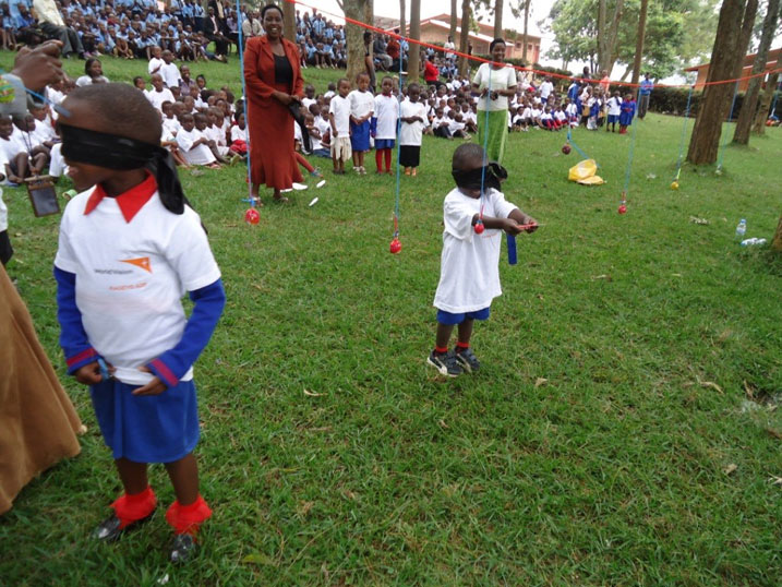 Abana bakinnye udukino two kubapfuka mu maso maze bagafata kuri bombo uyikase n