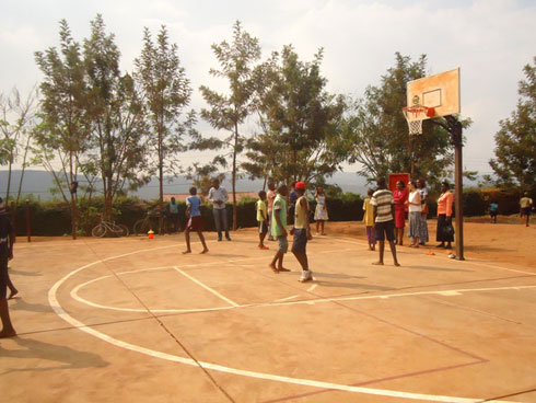 Abana banafashwa kwidagadura mu mikino inyuranye harimo na Basketball.