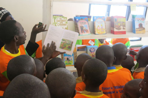 Abana bari bazaniwe ibitabo binyuranye byo kujya bifashisha basoma.