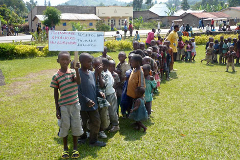 Abana bato ngo bigishijwe amahoro bakura bafite ubumwe.