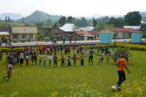 Abana baturuka mu bihugu byombi bari bashyize hamwe bishimye.