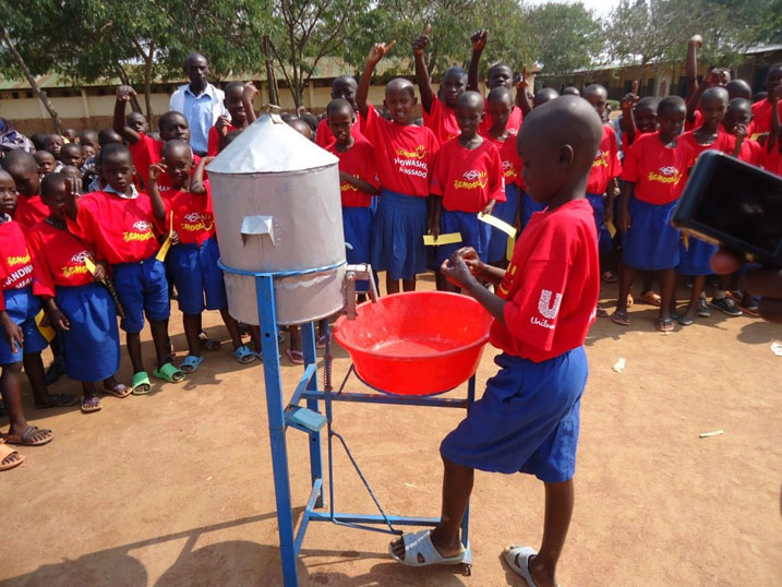 Abana bigishwa uburyo bwo gukaraba intoki muri gahunda ya "school of five".