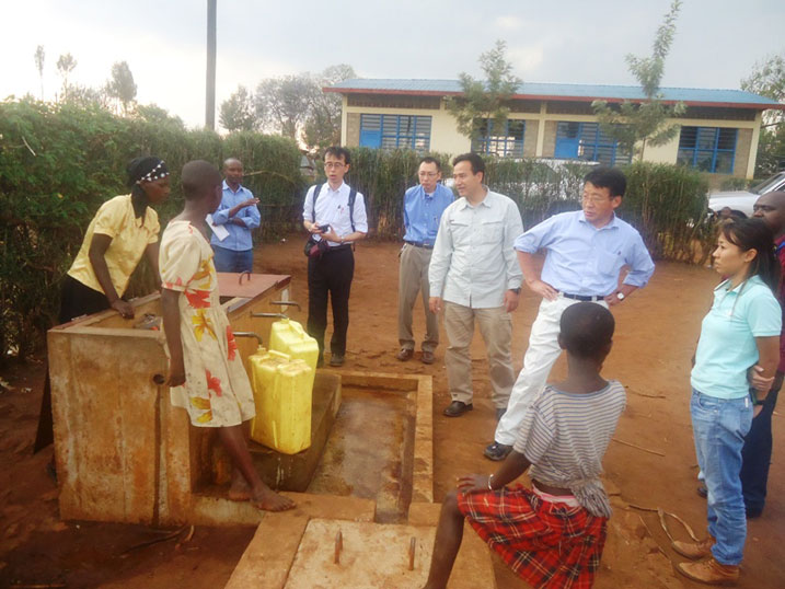 Abana n'ababyeyi bo mu mirenge ya Mwulire, Munyaga n'uwa Kigabiro ngo ntibakijya kuvoma kure kubera inkunga y'Ubuyapani.